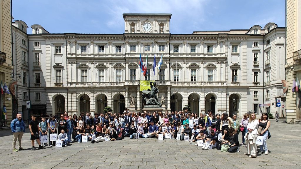 Consiglieri di oggi e forse di domani di fronte a Palazzo Civico, al termine della seduta del Consiglio dei Ragazzi e delle Ragazza in seduta aperta con il Consiglio comunale