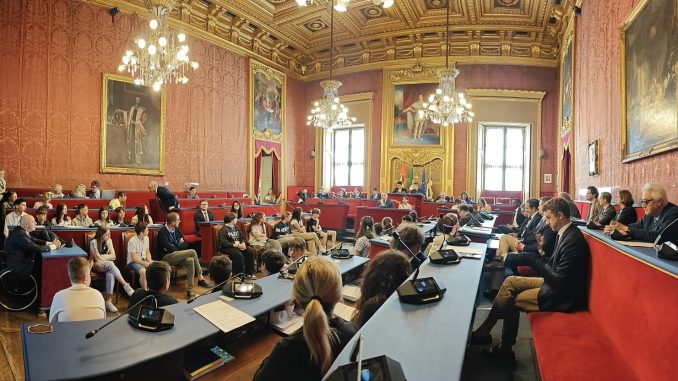 Il Consiglio dei Ragazzi e delle ragazze riunito in Sala Rossa in seduta aperta con il Consiglio comunale