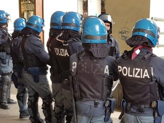 Agenti della Polizia di Stato in assetto antisommossa