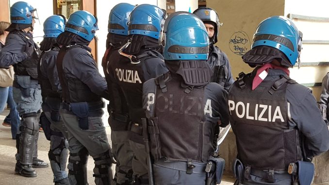 Agenti della Polizia di Stato in assetto antisommossa