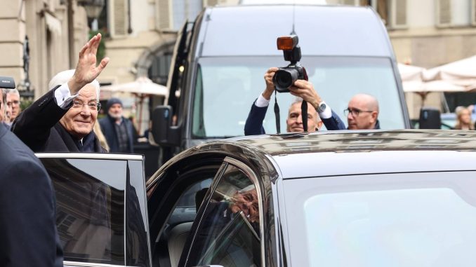 Il presidente della Repubblica saluta fotoreporter e cittadini di fronte al Teatro Carignano
